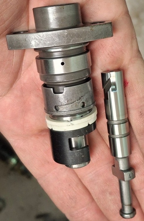 Adagoló alkatrészek kézben, kisméretű bélyegkép